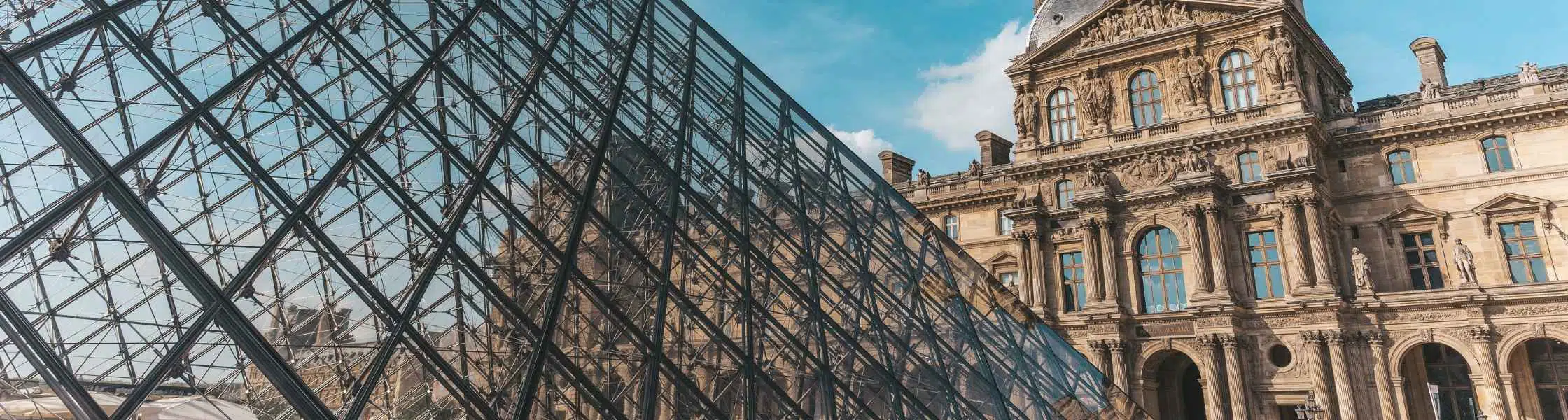 Une photo du Louvre à Paris